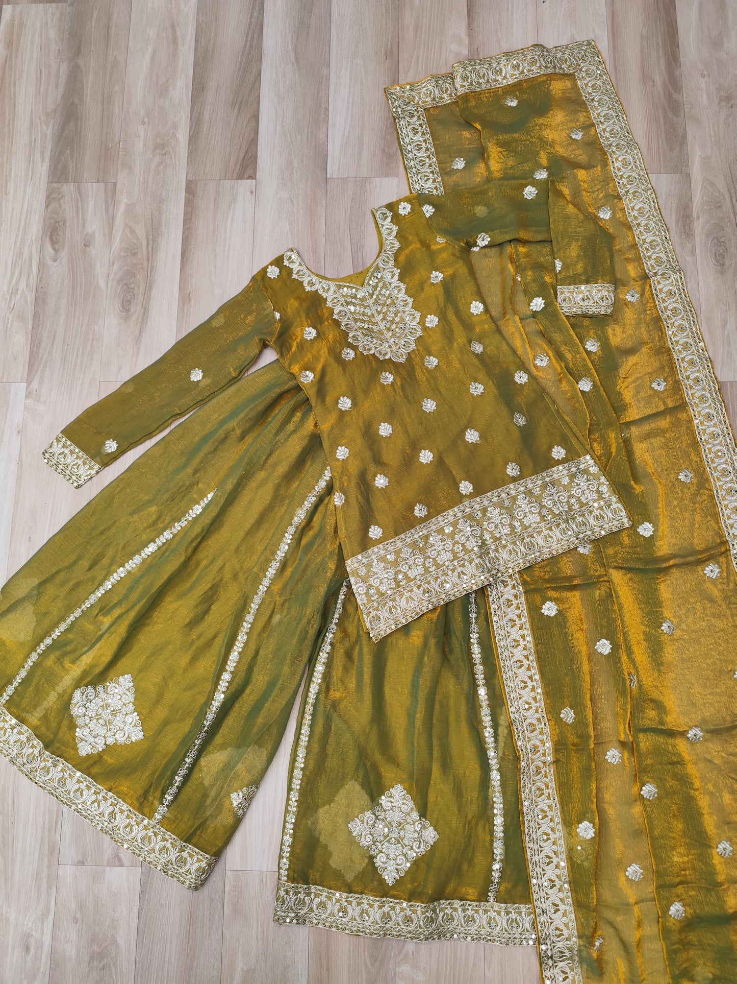 SUNHERI HALDI & MEHENDI GRACE SET
