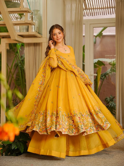 ELEGANT EMBROIDERED ANARKALI SET FOR FESTIVE