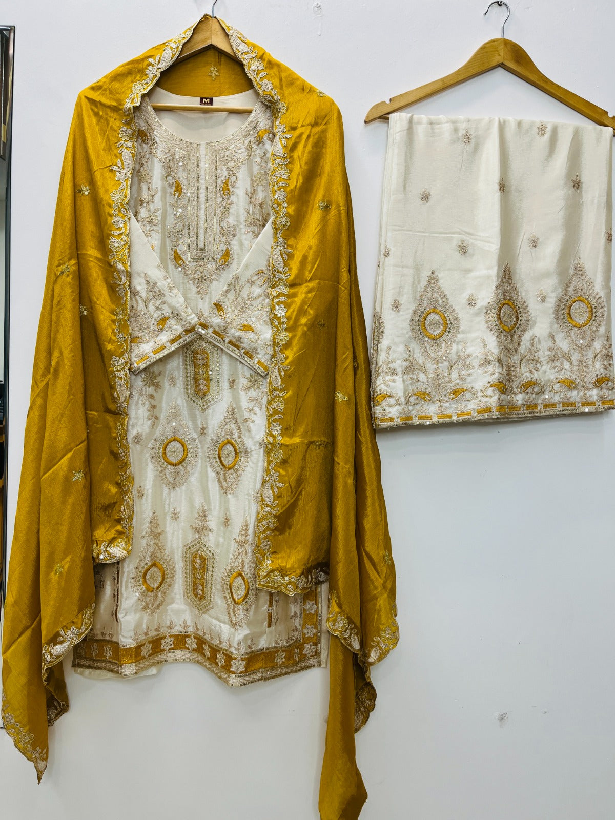 PRESENCE – EID LUXE CHINON ENSEMBLE